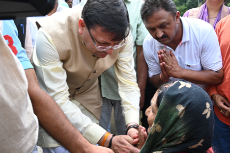 मुख्यमंत्री श्री पुष्कर सिंह धामी ने गुरुवार को जनपद टिहरी के आपदाग्रस्त क्षेत्र जखन्याली का स्थलीय निरीक्षण किया।